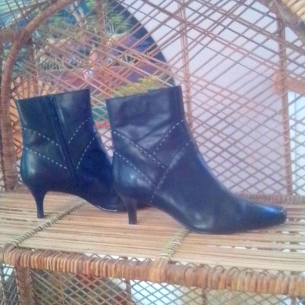 Women's ankle boots by Talbots size 8 and 1/2 color black